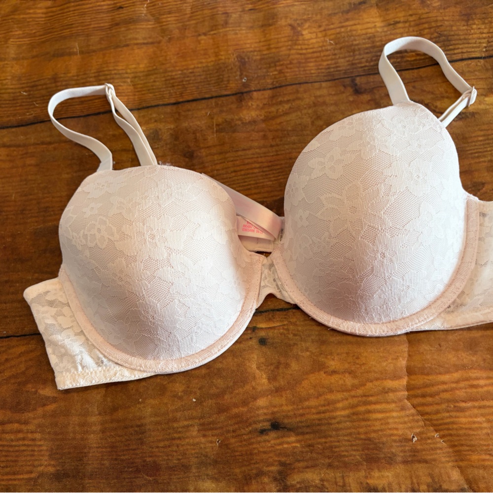 Victoria's Secret Floral Lace Bra‎ in Soft Cream